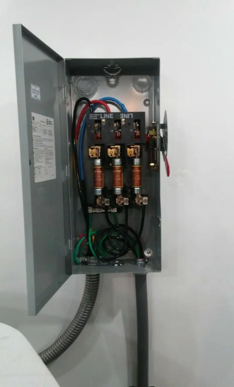 Three-phase disconnect switch installed for Smoke Detector Installation in Le Mars